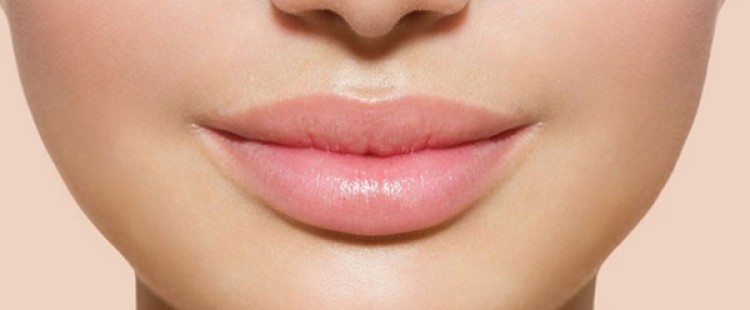 طرق طبيعية لتفتيح الشفايف