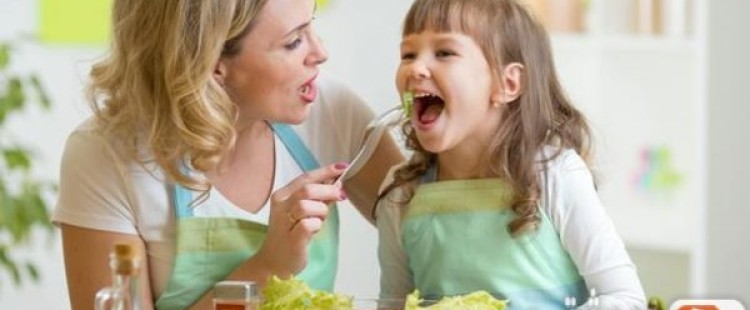 طرق لتشجيع الطفل على تناول الطعام الصحي
