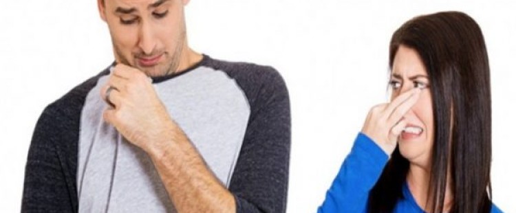 ما هي أسباب رائحة العرق الكريهة
