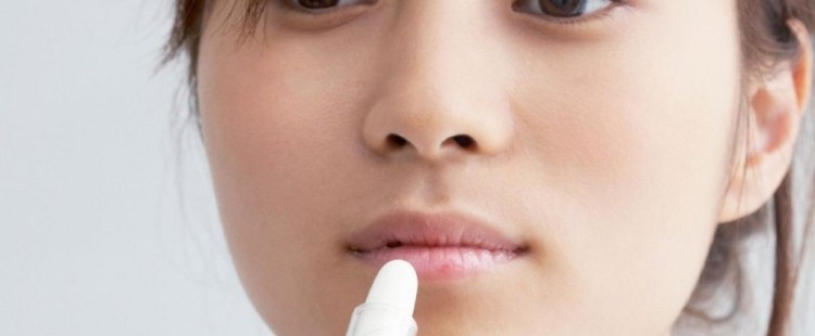 ما أسباب جفاف الشفايف