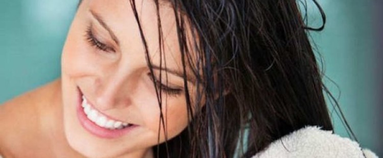 خلطات طبيعية لتنعيم الشعر